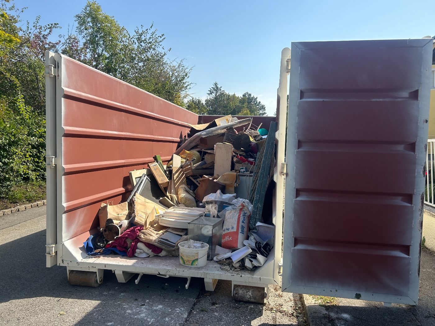 Sperrmllcontainer fr Hochwasser-Geschdigte