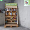 Bücherkasten aus alten Holzpaletten gefüllt mit Büchern zur freien Entnahme