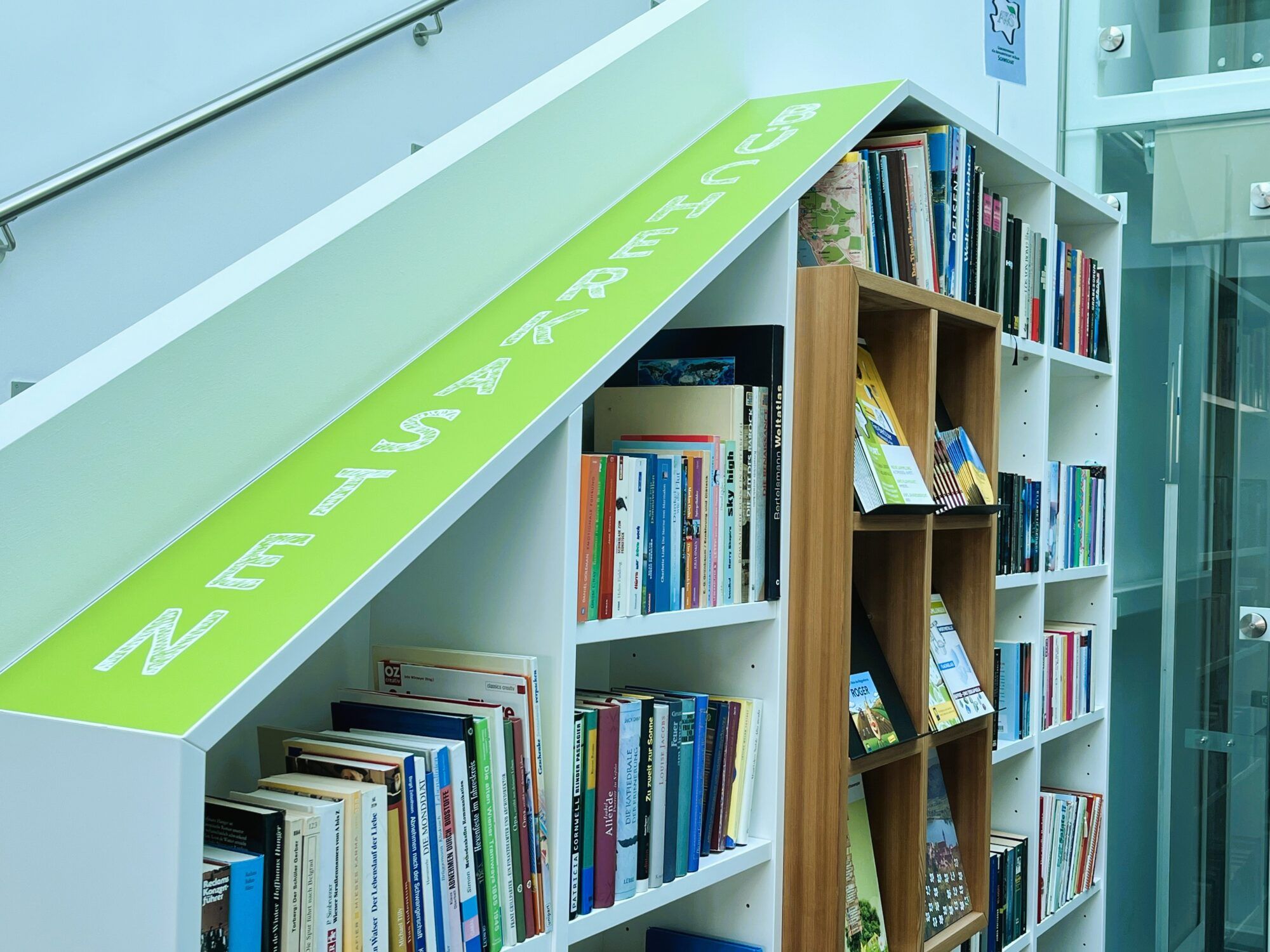 Bücherkasten im AWS Büro mit vielen Büchern zur freien Entnahme