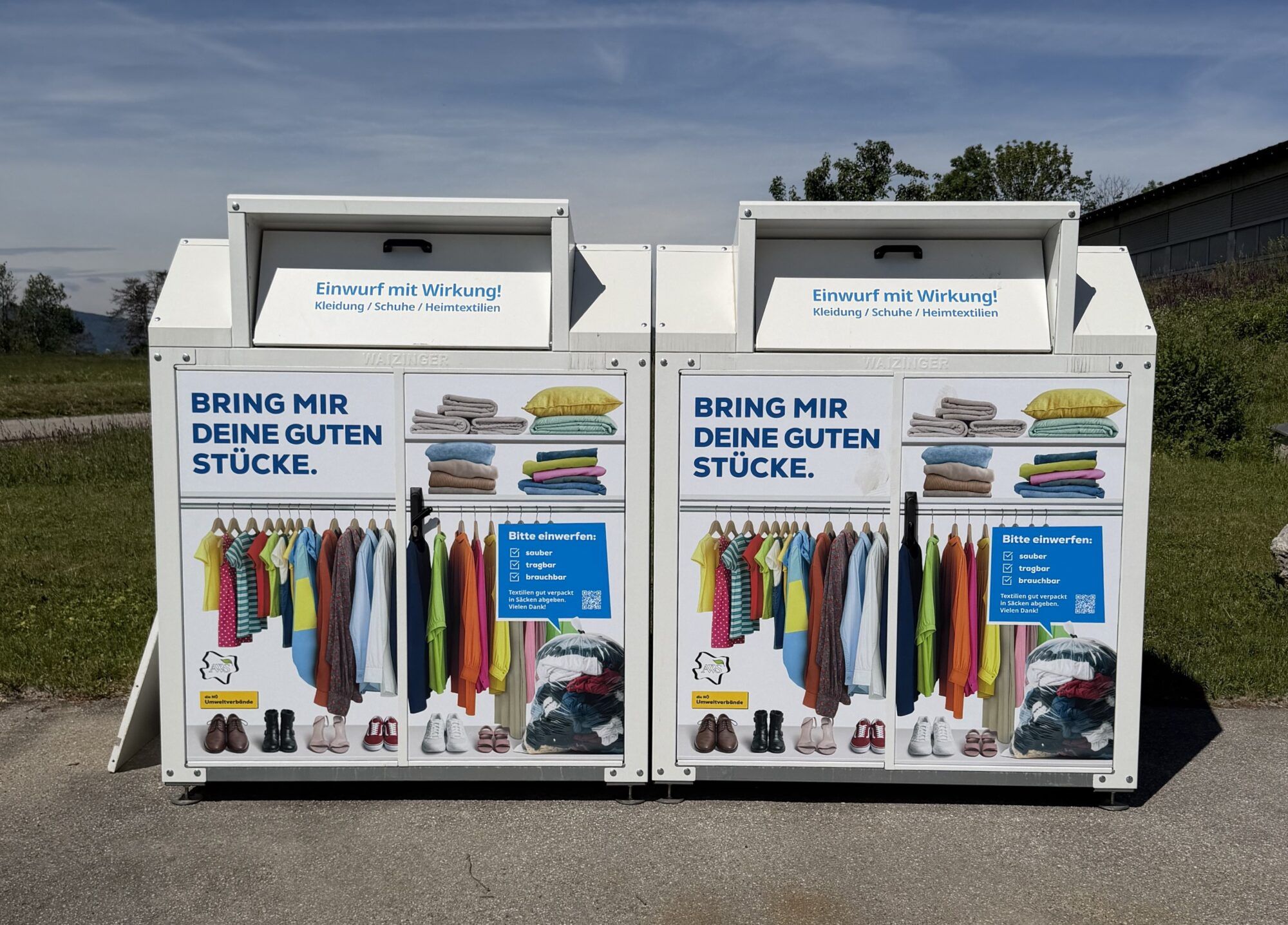 Alttextilcontainer mit bunter Beklebung die mit einem Blick in den Kleiderschrank zeigt, was alles hinein darf: saubere, unbesch&auml;digte und tragbare Kleidung, Heimtextilien sowie paarweise geb&uuml;ndelte Schuhe