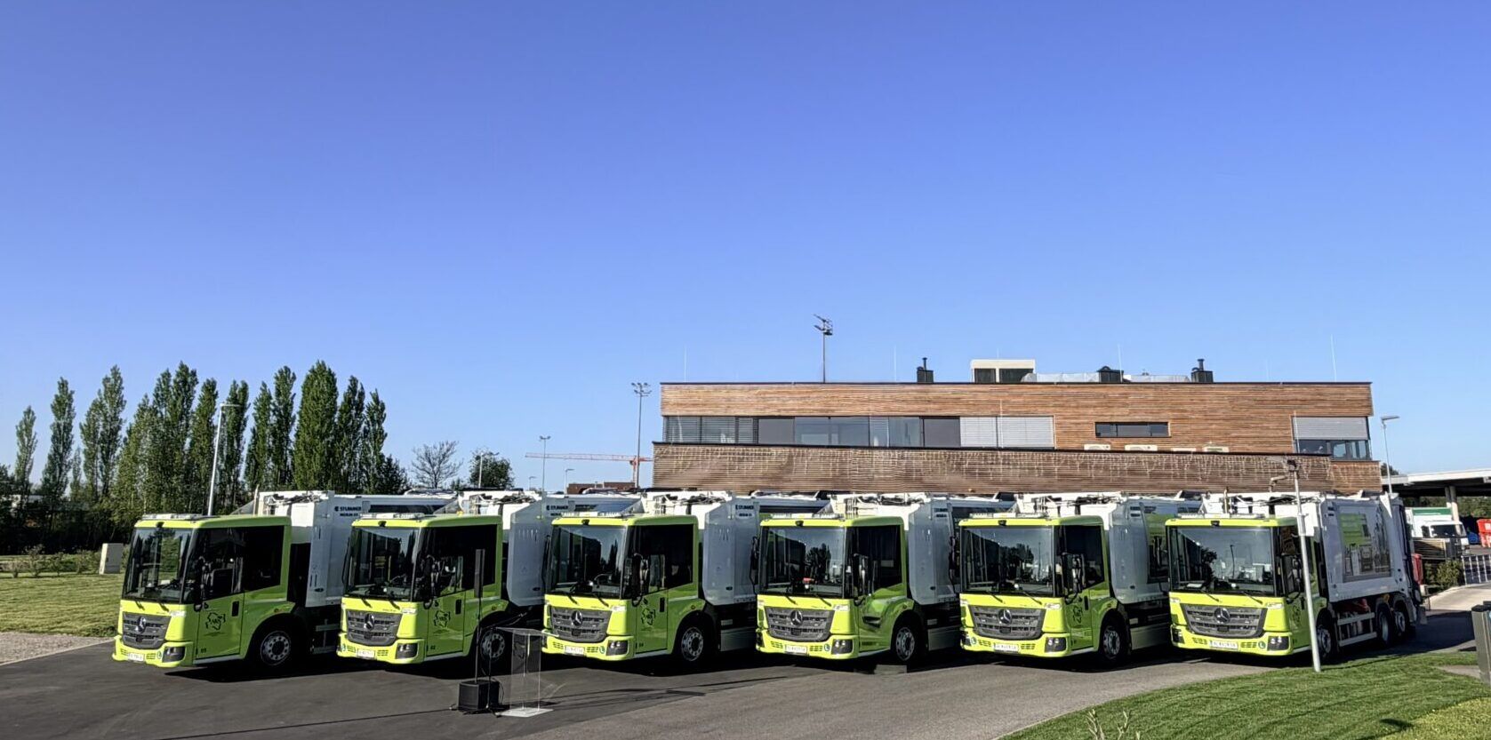 AWS M&uuml;llabfuhr Fahrzeugflotte mit 6 Fachrzeugen vor dem AWS Geb&auml;ude