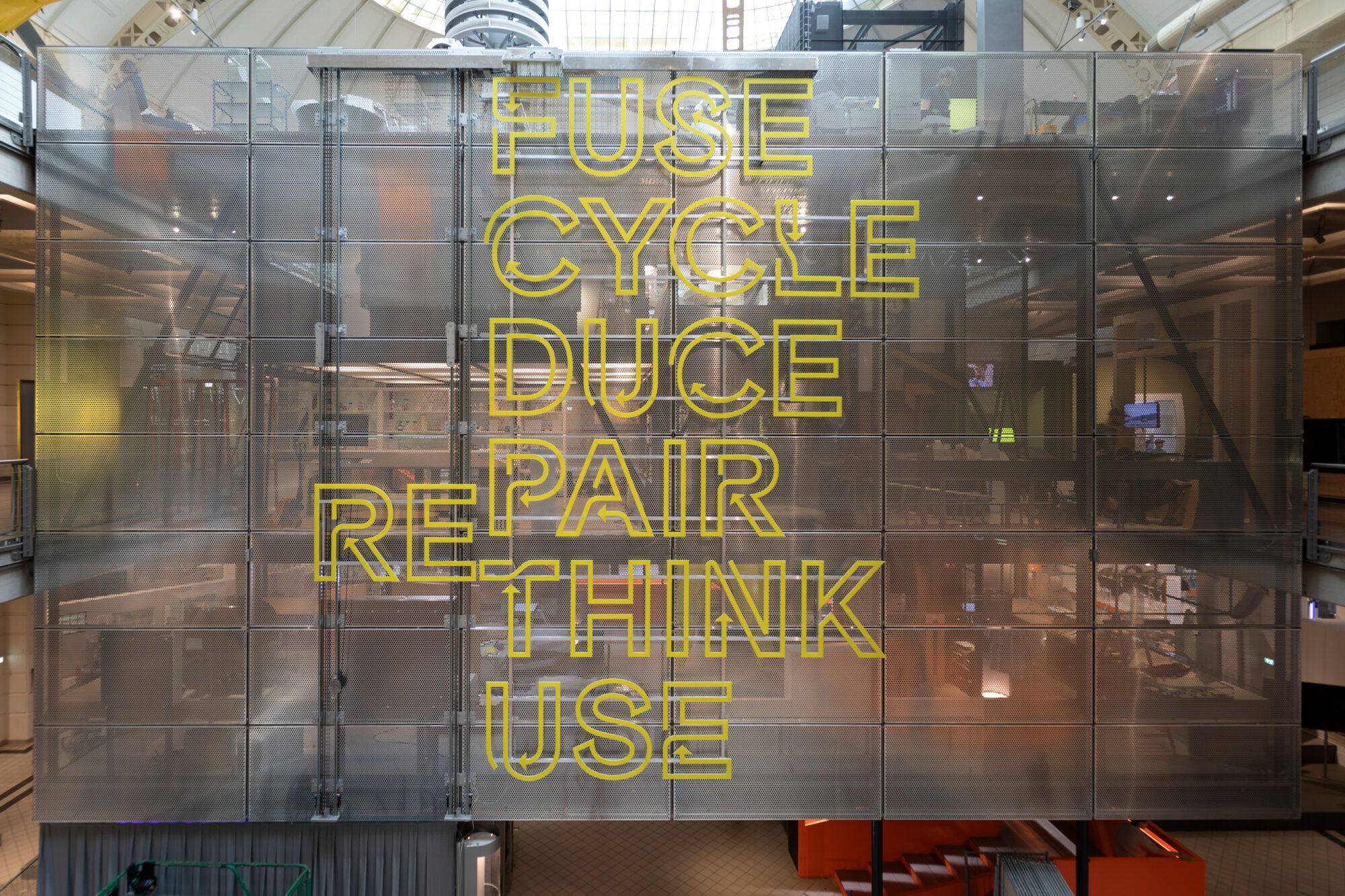 Au&szlig;enansicht von Ausstellung "More Than Recycling" Schild