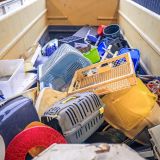 Container mit Hartkunststoffsammlung am Wertstoffsammelzentrum. Viele Gegenstände aus Kunststoff im Container (z.B.: Wäschekorb, Katzenkiste, Plastiktonne, Sammelgefäße, Koffer)