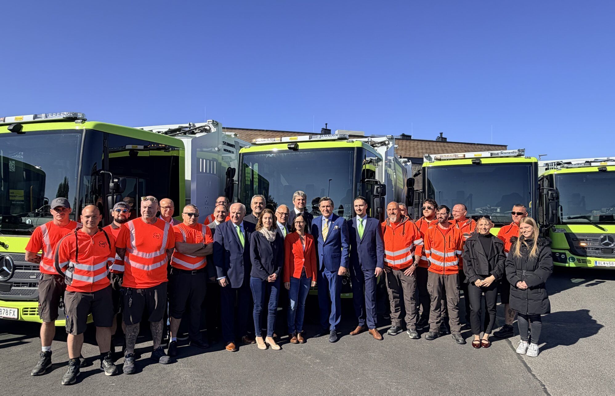 AWS Team & B&uuml;rgermeister einiger Verbandsgemeinden mit Bundesminister Hanke posieren gemeinsam vor den AWS M&uuml;llanfuhr Fahrzeugen
