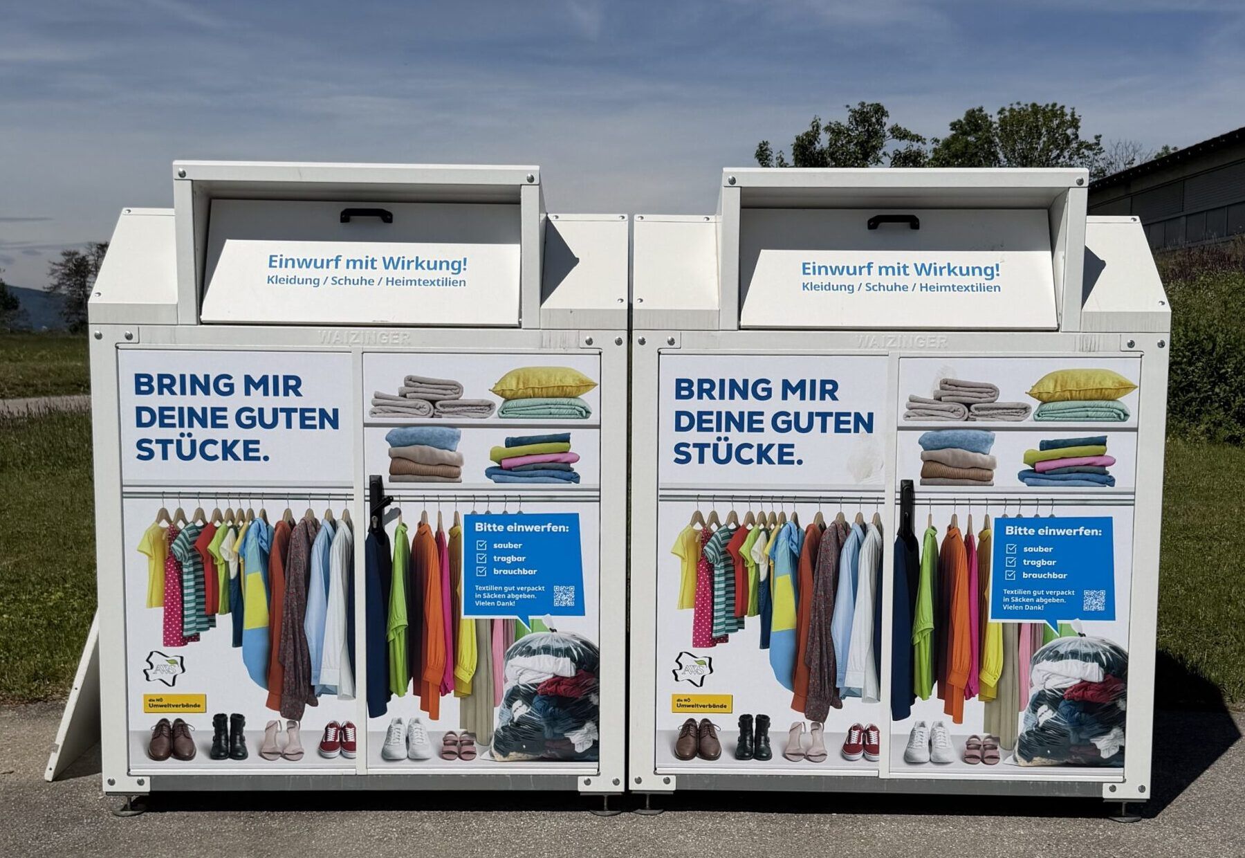 zwei Alttextilcontainer mit bunter Beklebung die mit einem Blick in den Kleiderschrank zeigt, was alles hinein darf: saubere, unbesch&auml;digte und tragbare Kleidung, Heimtextilien sowie paarweise geb&uuml;ndelte Schuhe