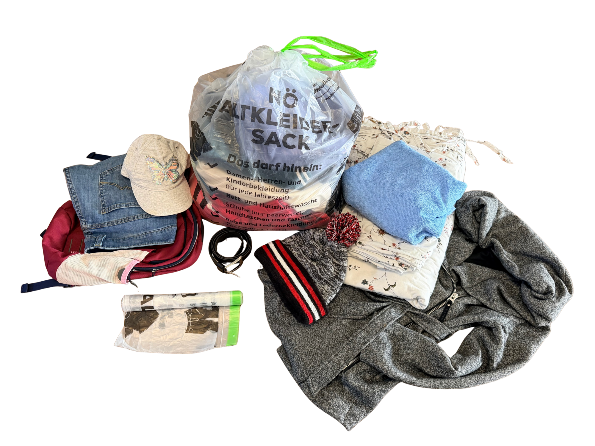 Alttextiliensack bef&uuml;llt und ringsherum diverse Alttextilien und eine Rolle leere S&auml;cke