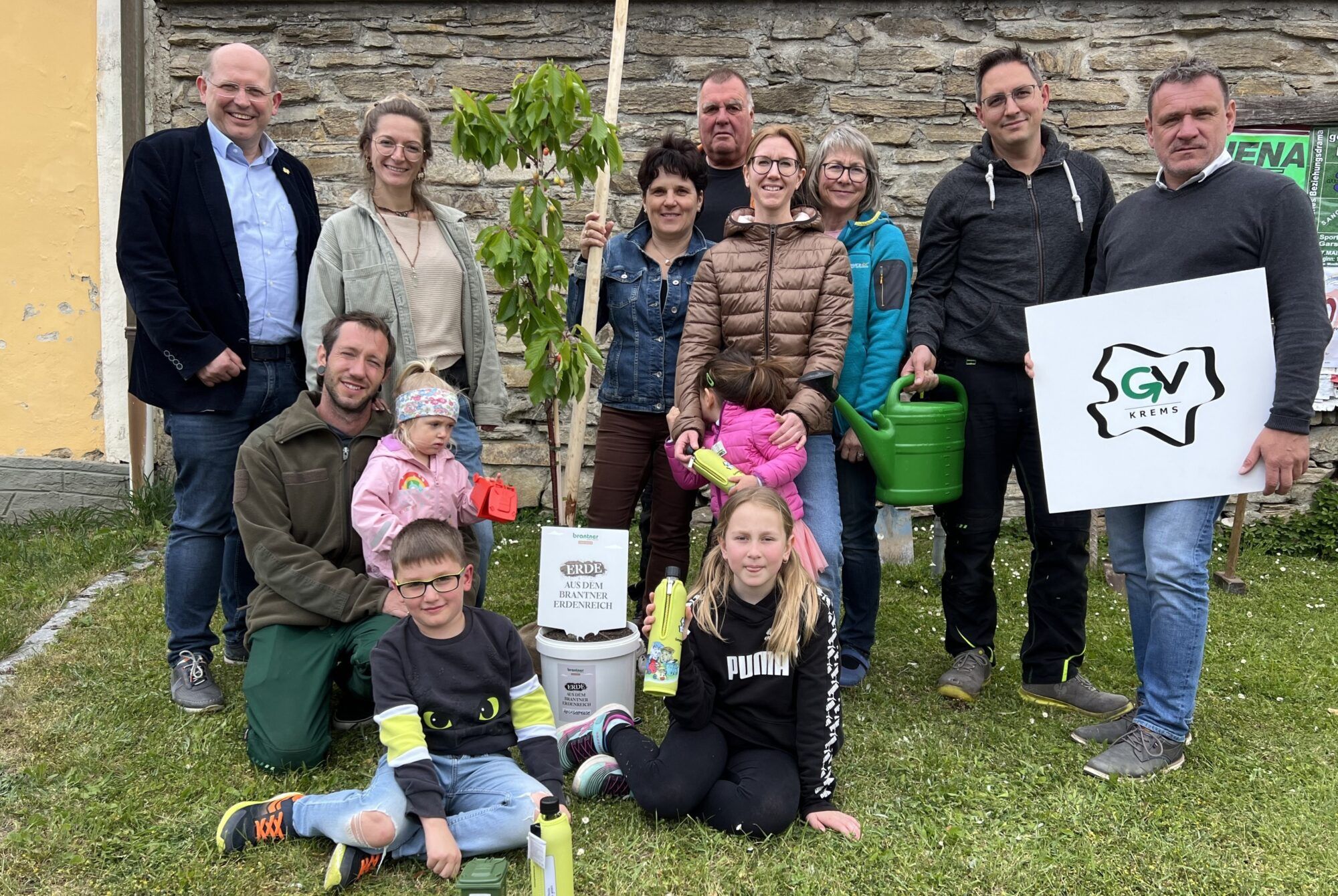 In gro&szlig;er Runde wurde ein Baum vor der Kirche in Freischling gepflanzt.