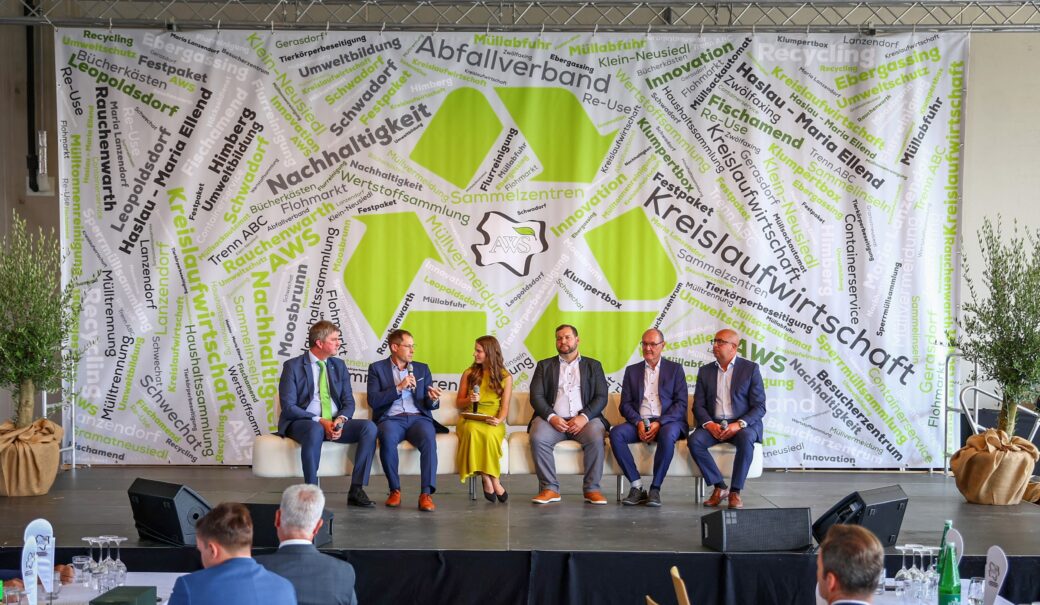 Paneltalk mit AWS Gesch&auml;ftsf&uuml;hrer J&uuml;rgen Maschl, Bundeskoordinator ARGE AWV DI Michael Bartmann, Moderatorin Simone Brodesser, Gesch&auml;ftsf&uuml;hrer N&Ouml; Umweltverb&auml;nde Mag. Lorenz Wachter, Gesch&auml;ftsf&uuml;hrer der V&Ouml;A - Vereinigung &ouml;ffentlicher Abfallwirtschaftsbetriebe Dr. Ferdinand Koch, Leiter des CAF-Zentrums im Zentrum f&uuml;r Verwaltungsforschung Mag. Philip Parzer