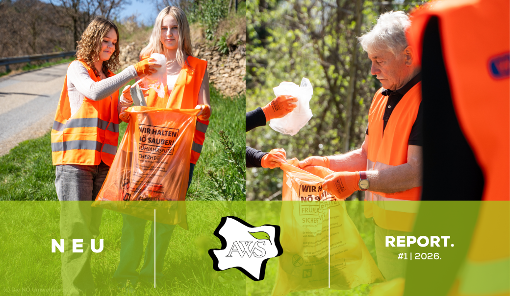 zwei Mädchen in Warnwesten sammeln Müll von einer Wiese und werfen sie in einen orangenen Müllsack, ein älterer Mann sammelt ebenfalls Müll und wirft sie in einen orangenen Müllsack. Der Müllsack ist beschriftet mit "Wir halten Niederösterreich sauber"