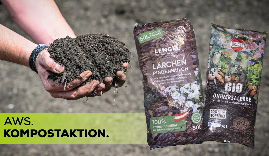 zwei H&auml;nde halten einen Haufen Erde, daneben sind ein Sack L&auml;rchen Rindenmulch und ein Sack Bio Universalerde zu sehen